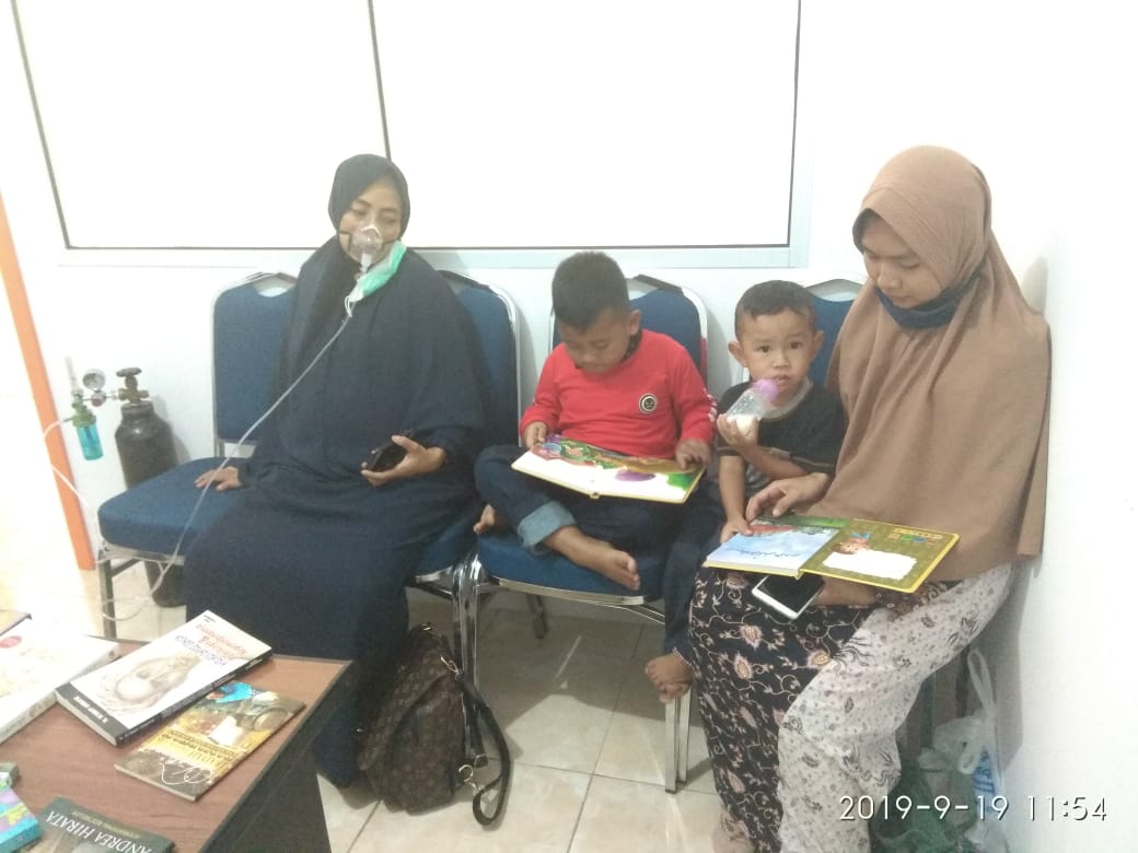 Teratak Literasi Peduli Korban Kabut asap dengan Menyediakan Buku Bacaan